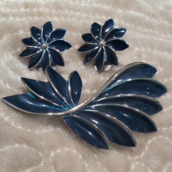 Jewelry - Elegant Vintage Blue Floral Brooch and Earring Set